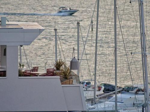 un grupo de barcos en el agua con un barco en Laguna Faro Suites - Adults Only & Free Beach, en Grado