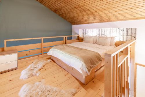 Un pat sau paturi într-o cameră la Cuibul de Lemn