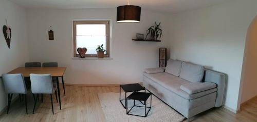 una sala de estar con un sofá y una mesa en Steigental, en Kössen