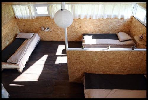 Snoveli Kazbegi في Sno: غرفة نوم فيها سريرين ومصباح
