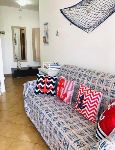 アルベンガにあるCasa vacanze Patriziaのリビングルーム(ソファ、枕付)