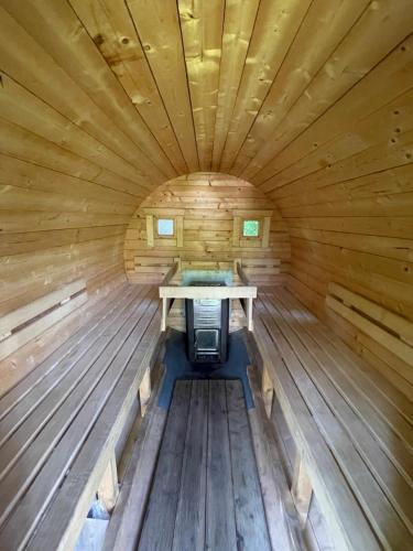 uma sauna de madeira com uma mesa no meio em Appartementhaus Brunsholm em Esgrus