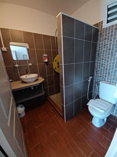 La salle de bains est pourvue de toilettes et d'un lavabo. dans l'établissement Hôtel Les Embruns Du Baril, à Basse Vallée