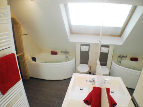 uma casa de banho com um lavatório, uma banheira e um WC. em Sonnendeck 34 - Großenbrode em Grossenbrode