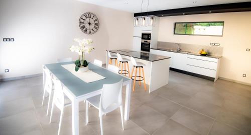 Kuchyň nebo kuchyňský kout v ubytování Villa Lembah Giri Villas 5*****