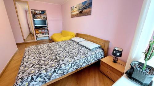1 dormitorio pequeño con 1 cama y TV en Отдельная комната с балконом в апартаментах, возле м Печерская, en Kiev