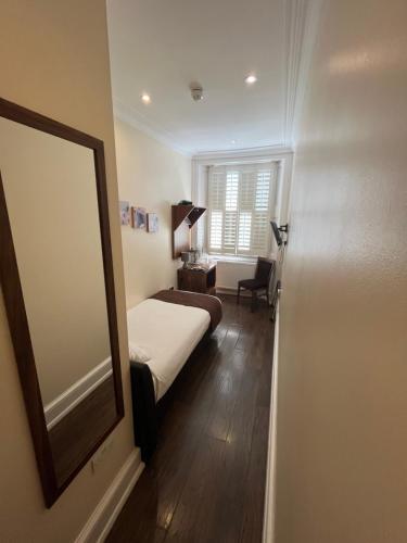 Postel nebo postele na pokoji v ubytování Marylebone Inn