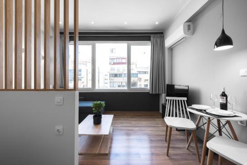 een woonkamer met een tafel en een eetkamer bij WallStreet, The Luxury Suites in Thessaloniki