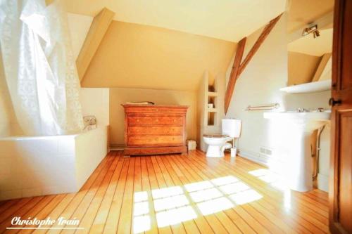 Kúpeľňa v ubytovaní Manoir somptueux à Messas avec piscine privée et grand jardin.