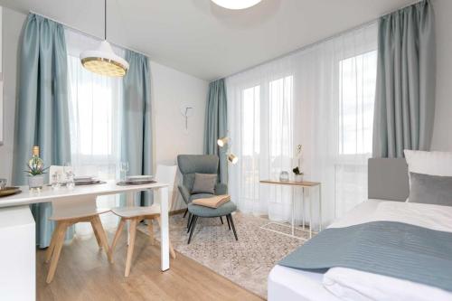1 dormitorio con 1 cama, 1 escritorio, 1 cama y 1 habitación en NINO-Boardinghouse 26 - a69886, en Nordhorn