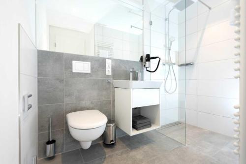y baño con aseo, lavabo y ducha. en NINO-Boardinghouse 26 - a69886, en Nordhorn