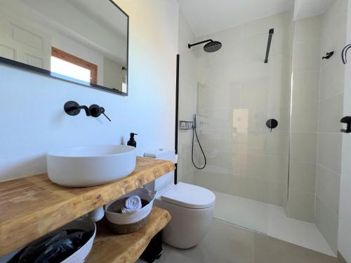 ein Bad mit einem Waschbecken und einer Dusche in der Unterkunft La Renda Mediterranean Villa - Beach and City Center are only 5 minutes walk away in Jávea