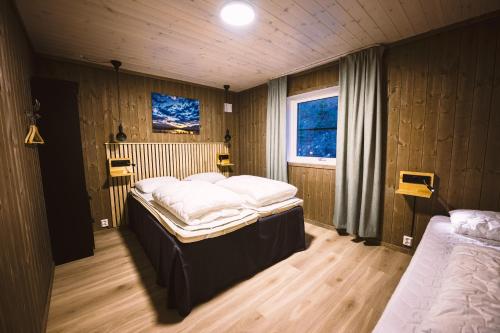 1 dormitorio con 2 camas y ventana en Lakeview Vrådal Hyttegrend, en Vradal