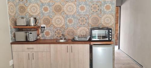 Dapur atau dapur kecil di Best overnight modern & private with King size bed