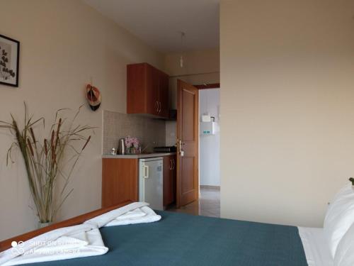 a bedroom with a bed and a small kitchen at Villa Maras Parga 2 - Συγκρότημα καταλυμάτων in Parga