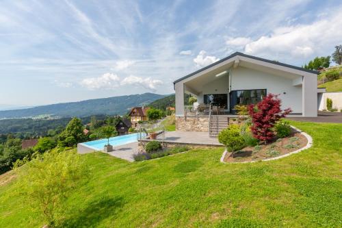 a house on a hill with a pool at Greim 15 --- Apartment mit Pool und Fernsicht 30m2 in Greim