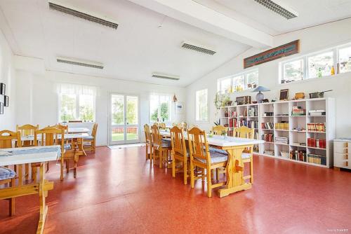 ein Klassenzimmer mit Tischen und Stühlen in einer Bibliothek in der Unterkunft Furudals Vandrarhem och Sjöcamping in Furudal