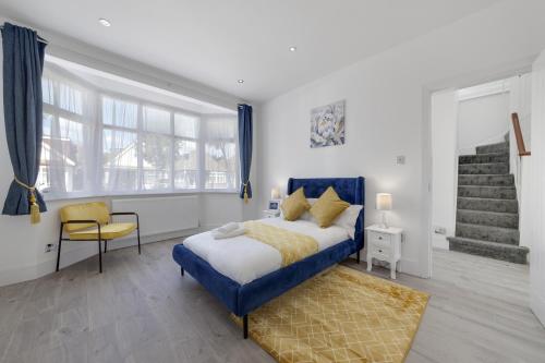 Säng eller sängar i ett rum på Flourish Apartments - Marlborough House - Ilford