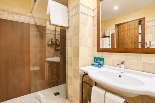 Ett badrum på Hotel Silken Villa de Laguardia