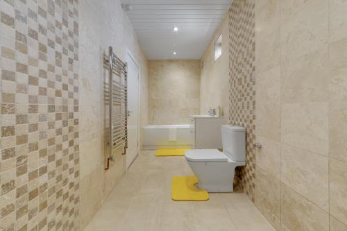 Ett badrum på Flourish Apartments - Marlborough House - Ilford