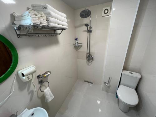 y baño pequeño con aseo y ducha. en Pekini street apartment, en Tiflis