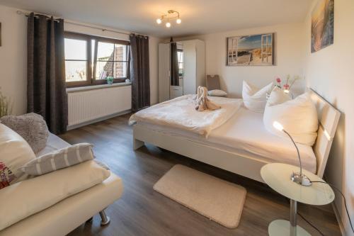 1 dormitorio con 1 cama grande y 1 sofá en Seeblick - Sellin en Sellin