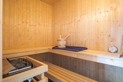 a wooden sauna with a table and a bucket in it at Maritimes Glück - Nordhorn in Nordhorn