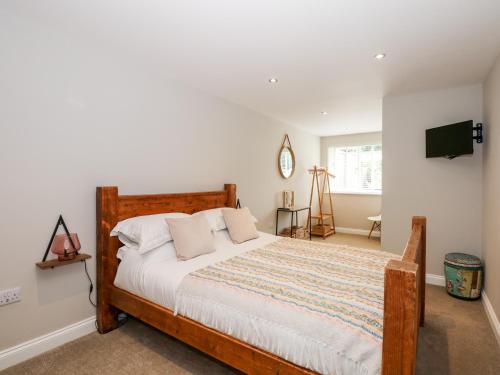Un pat sau paturi într-o cameră la Daisy Tree Cottage