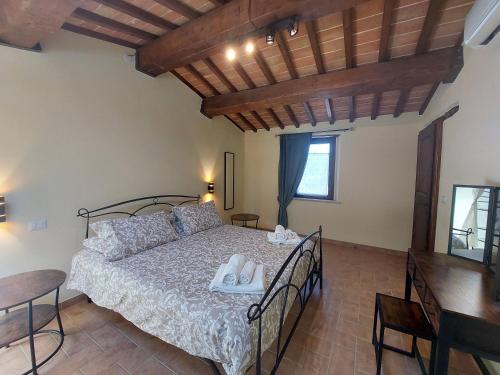 A bed or beds in a room at Fattoria La Campigliola