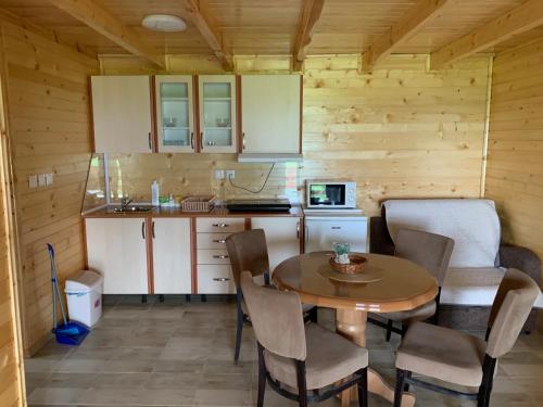 Kuhinja ili čajna kuhinja u objektu Boja zalaska - drveni apartman
