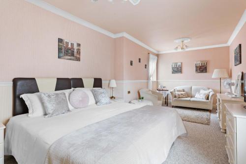 Ein Bett oder Betten in einem Zimmer der Unterkunft The Berburry
