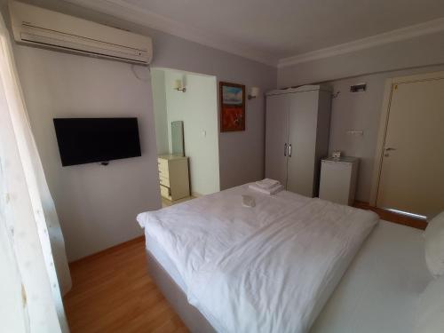TV a/nebo společenská místnost v ubytování Emin Konak Hotel