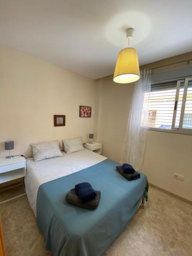 Postel nebo postele na pokoji v ubytování Central Apartment with patio by Wayra Tarifa