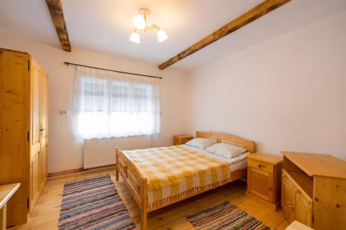 Кровать или кровати в номере Cabana Bucuria Munților