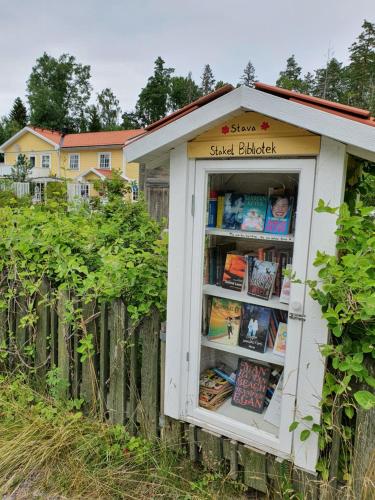 Gallery image of Sjönära ENKEL övernattningsstuga på berg med terrass, toilet in other house, outsideshower in Åkersberga