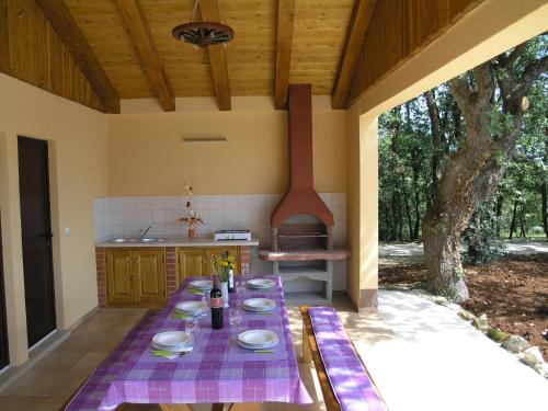 Fotografia z galérie ubytovania Villa Fragola - Holiday house with large garden v destinácii Tinjan