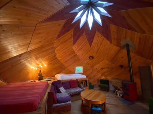 Zimmer im Dachgeschoss mit einem Bett und einem Stern an der Decke in der Unterkunft domaine des planesses in Ferdrupt