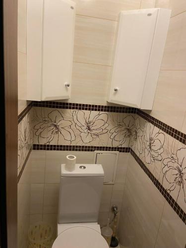 a bathroom with a white toilet in a room at Mieszkanko na Traugutta in Płock