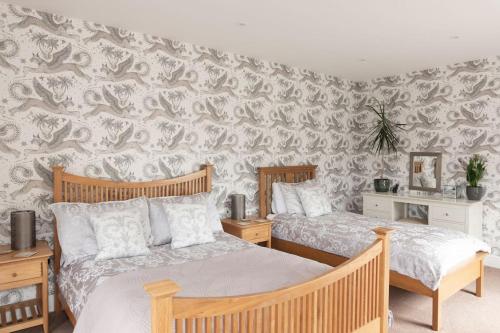 מיטה או מיטות בחדר ב-The Stables @ Higher Stancombe Farm