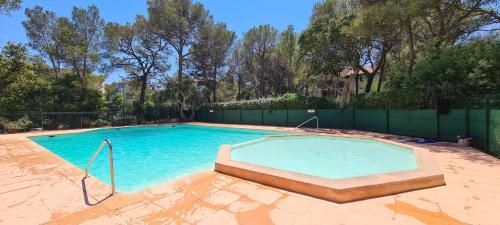 une grande piscine dans une cour dans l'établissement le calypso, à Saint-Aygulf