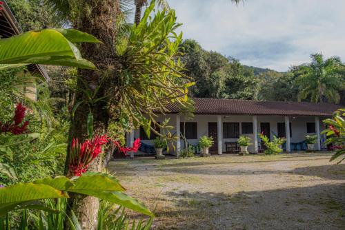 a house in the jungle with trees and plants at Residencial Solar do Pescador in São Sebastião