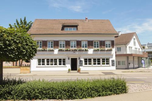 un edificio blanco con techo rojo en Dihei - Hotel, Lounge, Bar, en Dübendorf