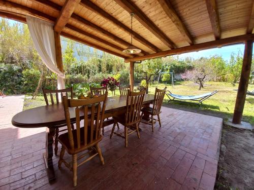 een houten tafel en stoelen op een patio bij Villa Bea in Giardini Naxos