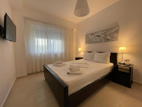 une chambre avec un lit avec deux serviettes dessus dans l'établissement Ammi Residence - Mamaia Nord, à Mamaia Nord – Năvodari