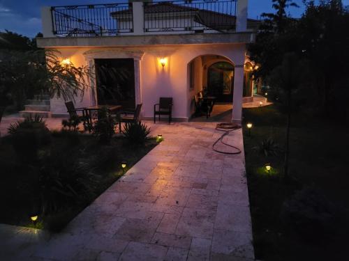 een patio met verlichting voor een huis bij Vila Caviar in Sulina