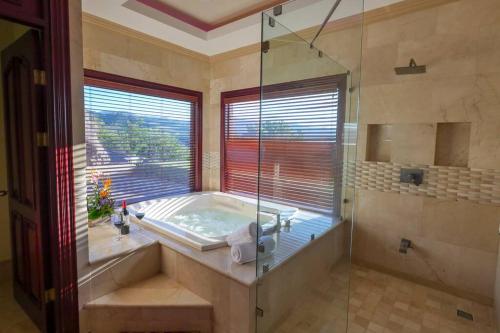 a large bathroom with a tub and a shower at Casa Amarillo Jaco Beach Costa Rica in Jacó