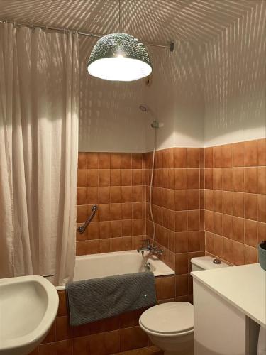 une salle de bain avec une baignoire, des toilettes et un lavabo dans l'établissement Studio Le Brusc, à Six-Fours-les-Plages
