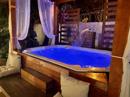 a jacuzzi tub sitting in a room with at Vila linda com SPA e Piscina a 50 metros da Praia in Guarujá