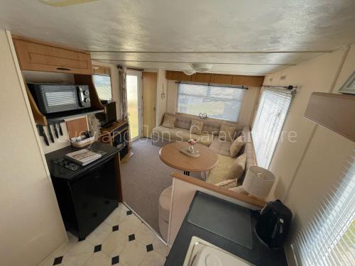 uma vista aérea de uma sala de estar e cozinha numa caravana em Mablethorpe Seaside Holiday Home em Mablethorpe