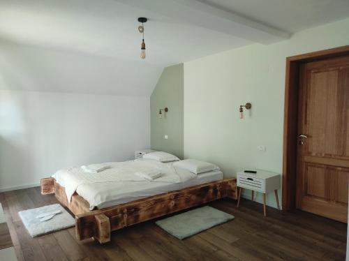 Un pat sau paturi într-o cameră la Casa Nectaria